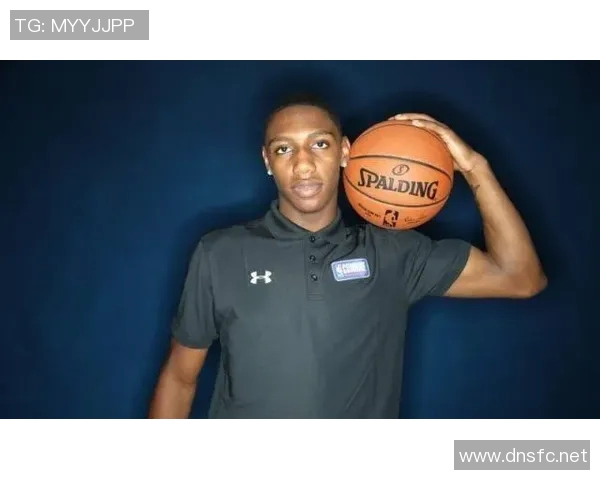 猛龙的赛后MVP项链越来越大了今日MVP巴雷特转起来 转起走！