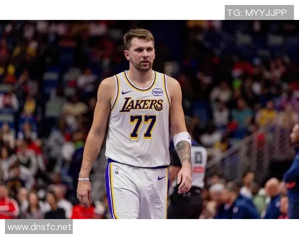 詹姆斯26+4创3纪录，湖人创NBA第1神迹！东契奇29+6，狄龙被驱逐